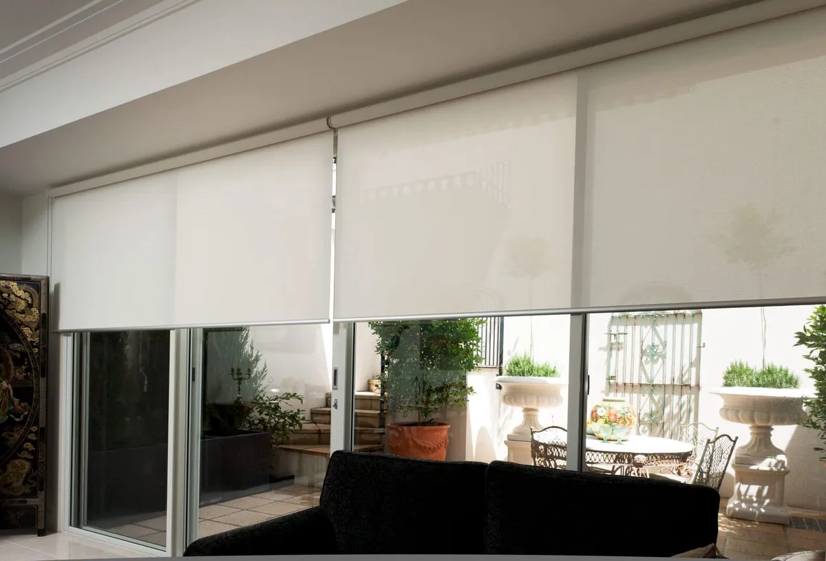 Roller_Blinds_dubai sitting