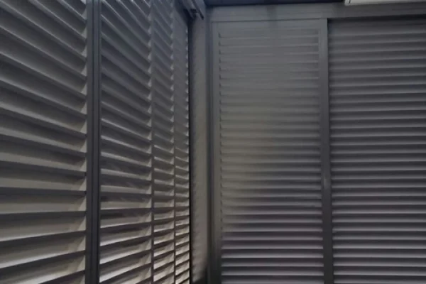 Aluminium-Louver-balcony-enclosure
